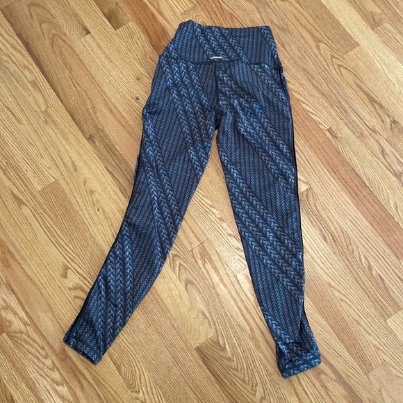 Aerie Chill Play Move Patterned Leggings Printed Black and Gray Rope - Picture 5 of 5